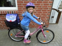 Hình ảnh các bé đeo cặp học sinh chống gù Đức - Herlitz Kite Gopack Germany